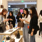 Stylish women exploring high-quality 레플리카 fashion items in a modern retail setting.