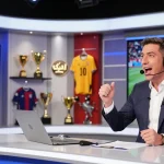 كورة لايف: مشهد ديناميكي لمذيع رياضي يتحدث بحماس عن أحدث المباريات.